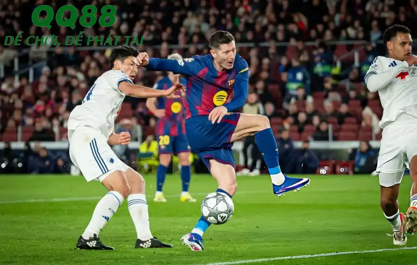 Lewandowski vẫn thi đấu máu lửa dù đã lớn tuổi Lewandowski vẫn thi đấu máu lửa dù đã lớn tuổi